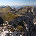 Maja e Kollatës - Ausblick am Gipfel. Zu sehen sind 3 der 4 höchsten Gipfel Montenegros: Maja e Rosit, Zla Kolata und Dobra Kolata. Und alle, die den Bobotov Kuk im Durmitor nur auf Rang 4 der Landeshöhepunkt-Liste setzen, sehen sogar die Plätze 1 bis 3 ;-).
