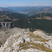 Maja e Kollatës - Ausblick am Gipfel. Zu sehen sind die etwa nördlich gelegenen Bor-Gipfel wie auch das Städtchen Plav.