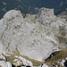 Maja e Kollatës - Tiefblick am Gipfel zu schönen Felstürmen am Rand des östlich gelegenen Kars.
