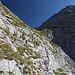 Im Abstieg zwischen Dvojni Prevoj und Prevoj Preslopit / Qafa e Preslopit - Rückblick in einer Höhe von ca. 2.300 m. Die steile Westflanke der Dobra Kolata liegt nun in der Sonne, während sich die Nordostwand der Zla Kolata im Schatten befindet.