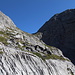 Im Abstieg zwischen Dvojni Prevoj und Prevoj Preslopit / Qafa e Preslopit - Rückblick über die steile Flanke. Rechts über der "Schattenwand" befindet sich der Zla Kolata-Gipfel.