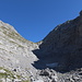 Im Abstieg zwischen Dvojni Prevoj und Prevoj Preslopit / Qafa e Preslopit - Rückblick durch den großen Kessel. Über die steile Westflanke des Dobra Kolata (östlich = links des Kars) erfolgte unser Auf-/Abstieg.
