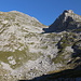Unterwegs zwischen Prevoj Preslopit / Qafa e Preslopit und Katun Grlata - Rückblick zu Dobra Kolata und Zla Kolata (rechts, der eigentliche Gipfel ist verdeckt). Dazwischen ist auch das Kar zu sehen, dass über eine steile Schwelle abbricht.