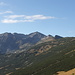 Am Ausgangspunkt, Blick zum Bergkessel mit dem Musala. Die Route führt zunächst über mehrere Kilometer auf einer breiten Piste durch den mit Latschenkiefern bestandenen Hang.