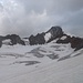 Unterwegs zum Gletscherboden des Studergletschers. ImHintergrund der ganze Südgrat des Finsteraarhorns