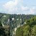 Jenseits der Donau der Knopfmacherfels und nicht unwichtig die gleichnamige Einkehrmöglichkeit mit schöner Aussichtsterrasse