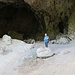 Ein Höhlenmensch in der Jägerhaushöhle