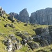 Dopo aver raggiunto e superato Pian Serrada, il sentiero si porta sullo spartiacque che separa il versante sud-ovest del Resegone dal canalone di Valnegra, che sale dal Rifugio Alpinisti Monzesi.