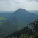 Im Osten enden die Chiemgauer Alpen mit dem Hochstaufen.