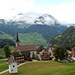 Kirche und Pilgerhaus Niederrickenbach - im Hintergrund das Stanserhorn, noch in den Wolken