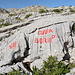 Am Katun Grlata - Am Rand der Wiesenfläche (ca. 1.790 m) ist in Albanisch "Qafa e Borit" auf den Fels gemalt, was einmal mehr zeigt, dass man nicht alle Beschriftungen wirklich ernst nehmen darf: Der "Bor-Pass" liegt nämlich tatsächlich noch einige Hundert Meter weiter östlich an der Grenze zu Albanien. Vielmehr dürften wir uns hier im Bereich des (aufgelassenen) Katun Grlata befinden.