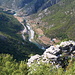 Bei Grabon (Grabom) - Tiefblick vom Aussichtspunkt oberhalb des Ortes: Unten im Tal wird gebaut, um demnächst offenbar ein neuen Grenzübergang zu eröffnen. Die Kiesbänke im Fluss dürften bereits zu Montenegro gehören. Foto vom 21.08.2017.