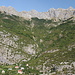 Bei Ostric (Ostrici) - Blick über den nordalbanischen Ort. Über die Berge im Hintergrund verläuft die Grenze zu Montenegro. Foto vom 22.08.2017.