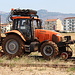 Podgorica - Ein Zweiwege-Traktor vom polnischen Hersteller CRYSTAL rangiert hier Wagen. Foto vom 22.08.2017.