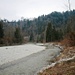 das breite Flussbett (und die Verbauungen kurz oberhalb) machen deutlich, dass die Emme gelegentlich einiges mehr an Wasser führt