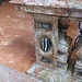Un particolare della bella balaustra di San Zeno dove il marmo d'arzo è accoppiato al marmo Portoro.