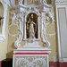 Statua di San Nicolao (?) incorniciata da notevoli stucchi.