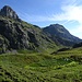 Hinüberblick zum Mont Gardy und dem südlicheren Gipfel der Jumelles;
im Vordergrund ein malerisch verlandender Tümpel