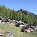 <b>Le tipiche cascine alpine con zoccolo in muratura e primo piano in legno. </b>