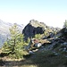 <b>Ad est, a circa 500 m di distanza, osservo il poco escursionistico Kleinhorn (2171 m).</b>