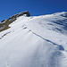 eine recht grosse Schneewechte zog sich dem Gipfelgrat entlang, das Gelände ist steiler als es auf dem Foto aussieht.