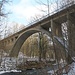 Eisenbahnbrücke, Neubaustrecke von 1938, am Bach noch das Auflager des Schalgerüsts