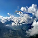 Paraglider nutzen die perfekte Thermik an diesem herrlichen Herbsttag