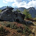 Aufstieg Galihorn: bei diesem markanten Felsen den Wanderweg auf die undeutlich sichtbaren Wegspuren verlassen