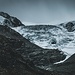 Abbrüche am Moiry Gletscher, links oben am Grat die Cabane de Moiry