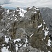 Die hier sichtbare Felsstufe am Fallbachkarturm ist nur mit IIIer-Kletterei zu überwinden. Rechts weist ein Steinmännchen zum sehr ausgesetzten Band, über das man sie umgehen kann.