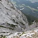 Hier bricht das Fallbachkar in kaum gangbares Gelände ab. Der Steig, der an der Kleinen Wechselspitze vorbei in die Abstiegsrinne führt, verläuft ein Stück weit direkt am Abgrund entlang.