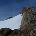 aus dem Nichts hat mich der Mitarbeiter des Observatoriums überholt, links sieht man die Abstiegsspur über den Gletscher