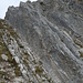 dieser überhängende Felsriegel trennt den südseitig herabziehenden Grat von der Scharte zwischen Vorgipfel und NO-Gipfel