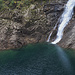 Die Wasserleitung aus dem Val d'Albionasca stürzt als Wasserfall in den Lago di Roggiasca