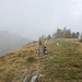 <b>Pianascio (1643 m).<br />La foschia e qualche folata di nebbia mi negano la possibilità di fotografare le montagne del lato destro delle Centovalli e quelle della Valle Onsernone.</b>