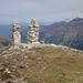 Die beiden Säulen aus schönsten Steinplatten sind schon von weitem sichtbar und verleiten zu einem Umweg