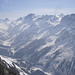Blick ins schöne Karwendeltal, hier herrscht noch tiefster Winter; rechts die schöne, spitze Pyramide der Großen Seekarspitze, welche um diese Jahreszeit bei den Tourengehern auch hoch im Kurs steht. Die breite Pyramide ist die Große Riedlkarspitze