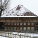 prächtiges Berner Bauernhaus mit verschneiten Buchs-Rabatten auf Haretegg