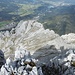 Blick hinunter zum unscheinbaren Nördlichen Karwendelkopf, darunter die Viererspitze