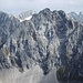 Hier sieht man die Rinne, die zwischen Gipfel der Tiefakarspitze u. Vorgipfel (rechts) beginnt u. ins darunterliegende Geröllkar führt. Der AV-Führer empfiehlt einen Abstieg darin nur bei guten Schneebedingungen.