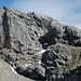 Die einfachste Route auf den Südlichen Karwendelkopf führt über den hier in Bildmitte sichtbaren Felseinschnitt (Schneefleck im Schatten) (I-II) auf den dann einfach zu begehenden Grat.