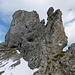Rückblick zu den Felsen, über die der Mittenwalder Klettersteig führt. Rechts die Tafel, die darauf hinweist, dass man unbedingt ein Klettersteigset benutzen soll.