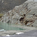 Verregnete Gletscherschliff-Platten am See