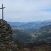 Das schöne Gipfelkreuz auf dem Kreuzjoch mit Blick in die Kelchsau. 