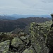 Kleiner Gipfelsteinmann am Dürnbergstein. Über den Breitegger-Kamm schaut man ins Mangfall, hintergründig dominiert wie gewohnt der Gufferer