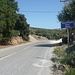 Man folgt der Autostraße Richtung Volos einige hundert Meter, dann geht es links ab Richtung Alogoporos am Nordende des Sporns.