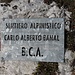 Eine kleine Infotafel sagt uns: im folgenden geht es den Sentiero Alpinistico Carlo Alberto Banal (BCA) hinauf.