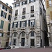 Piazza San Matteo, una delle Case dei Doria, a fasce bianche e nere e risalenti ai secoli XIII - XVIII. 