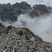Blick von der Cima dei Lasteri auf den Hauptkamm der Brenta, davor quellen Wolken aus der Vallazza hervor. Links die beiden Gipfel des Croz dell' Altissimo.