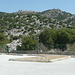 Dieses ist der westliche Parkplatz vor dem Dorfeingang zu Agia Kyriaki. Rechts am Ende des Parkplatzes führt auch der Fußweg nach Milos und weiter. Oben wieder Trikeri.